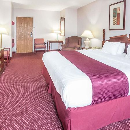 Days Inn By Wyndham Tiffin Bagian luar foto