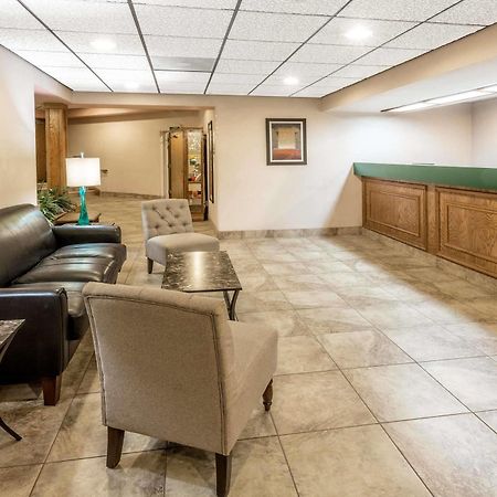 Days Inn By Wyndham Tiffin Bagian luar foto
