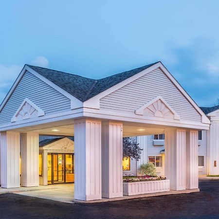 Days Inn By Wyndham Tiffin Bagian luar foto