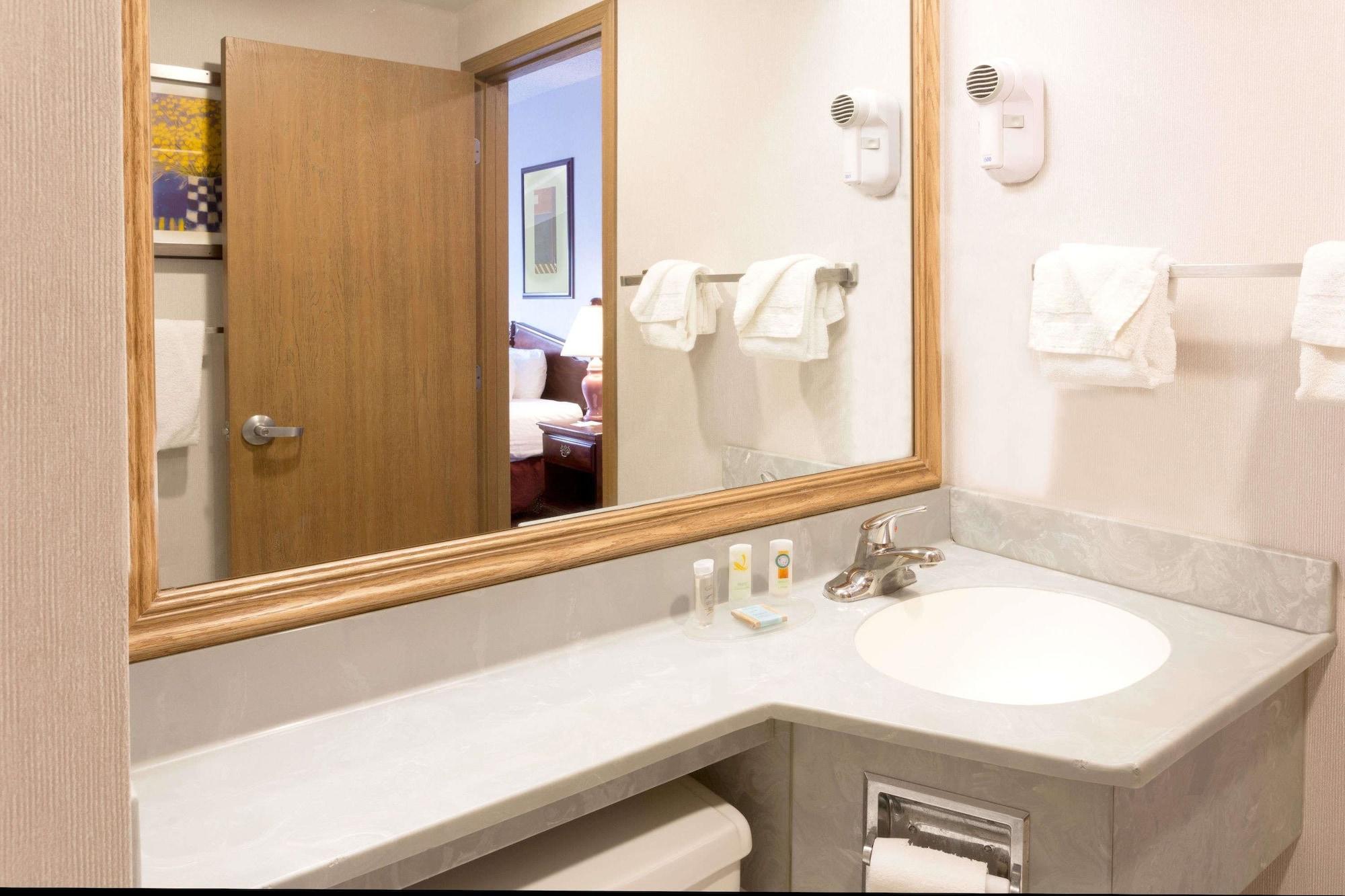Days Inn By Wyndham Tiffin Bagian luar foto