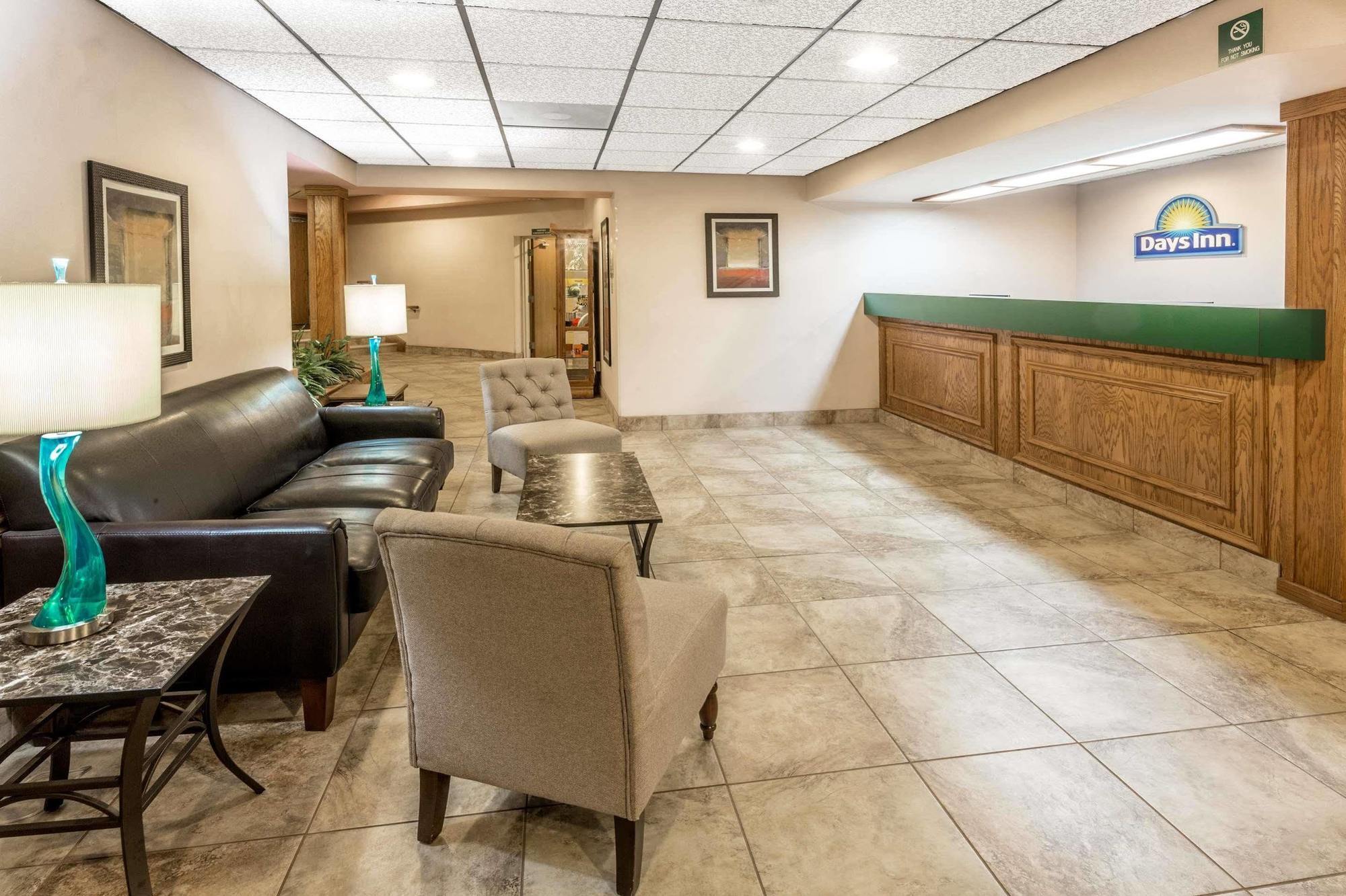 Days Inn By Wyndham Tiffin Bagian luar foto