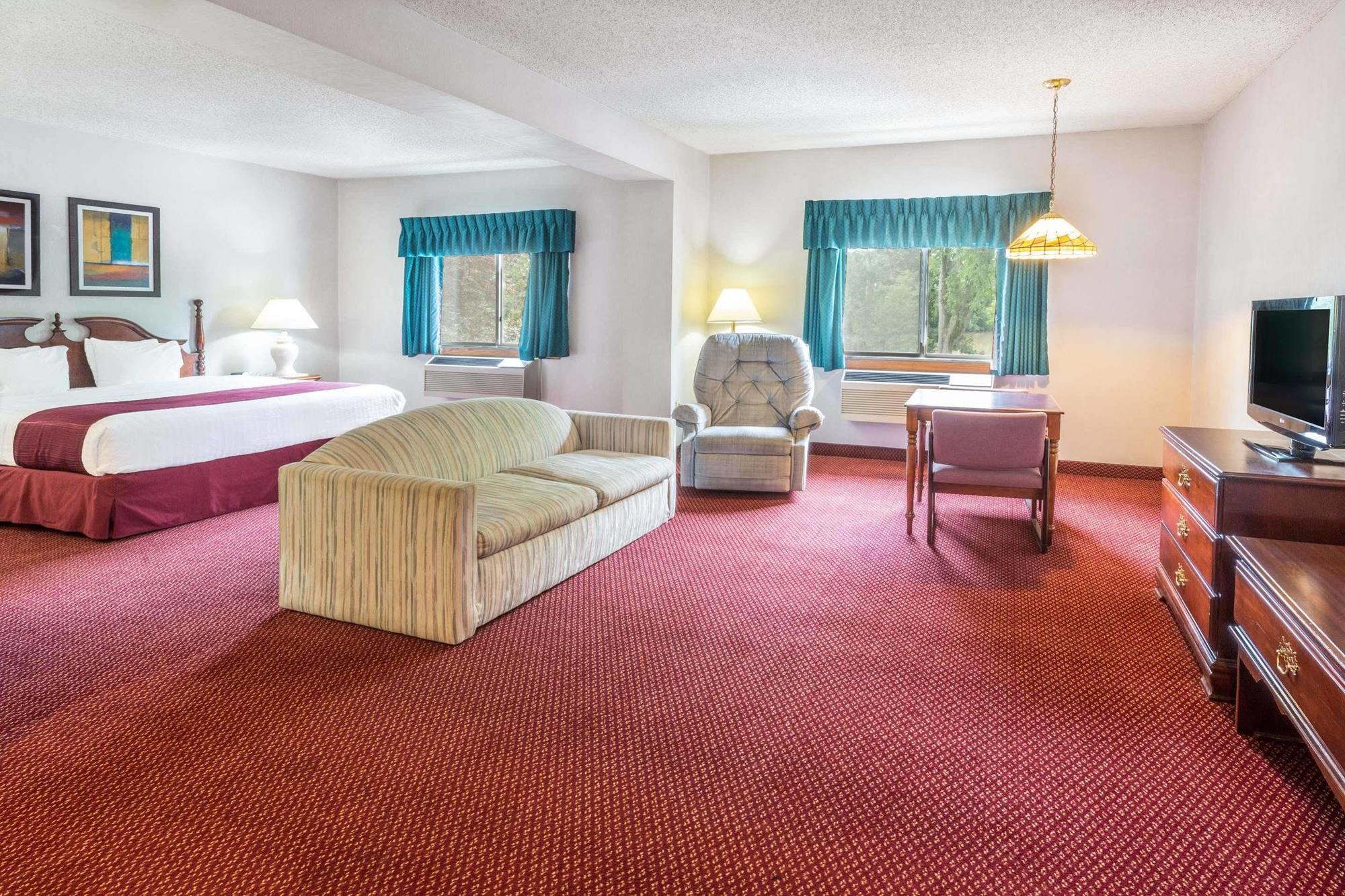 Days Inn By Wyndham Tiffin Bagian luar foto