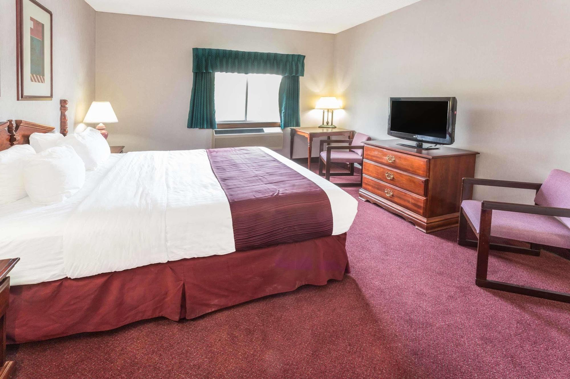 Days Inn By Wyndham Tiffin Bagian luar foto