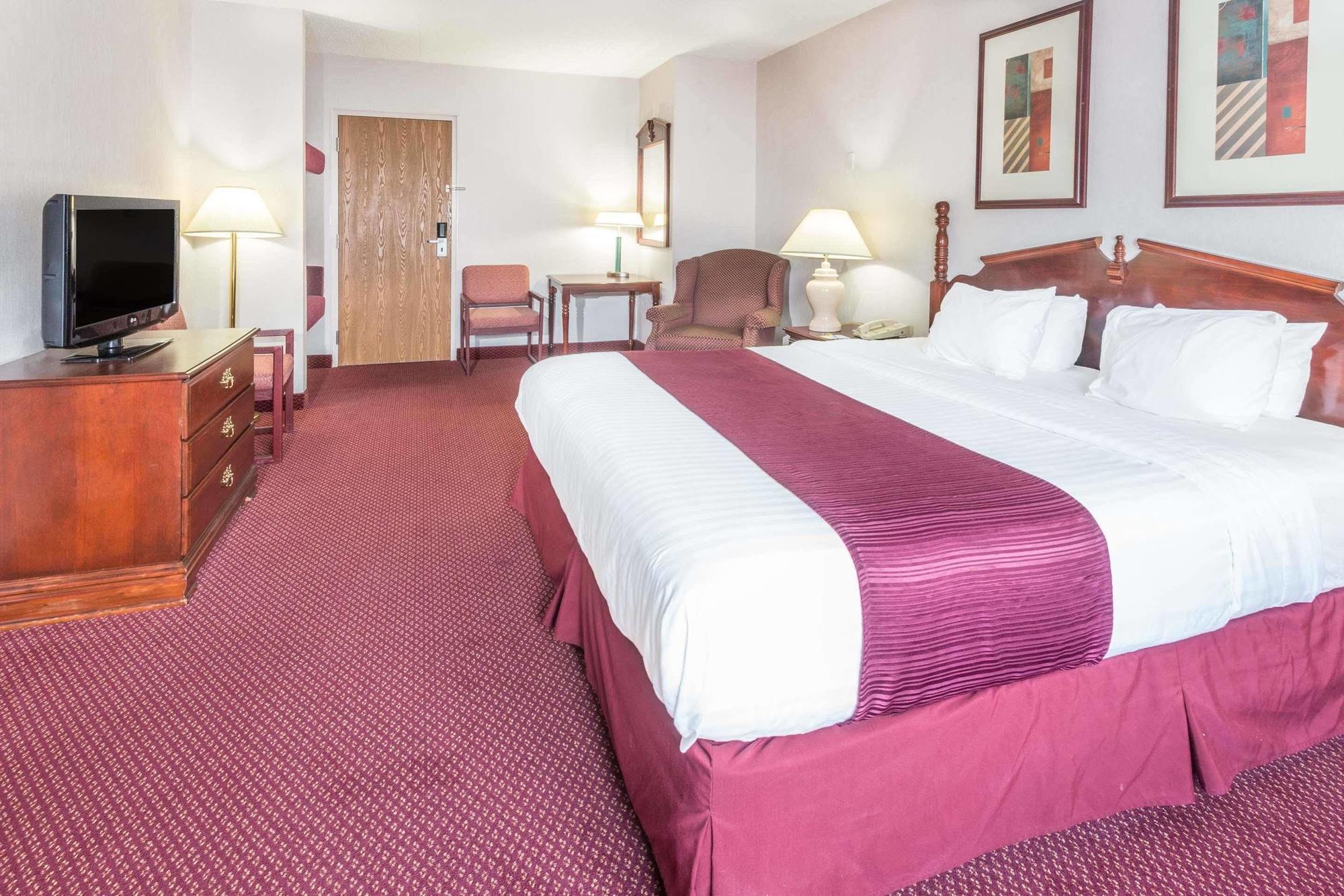 Days Inn By Wyndham Tiffin Bagian luar foto