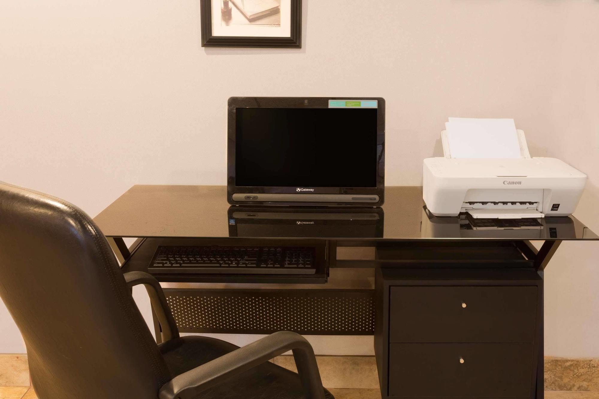 Days Inn By Wyndham Tiffin Bagian luar foto