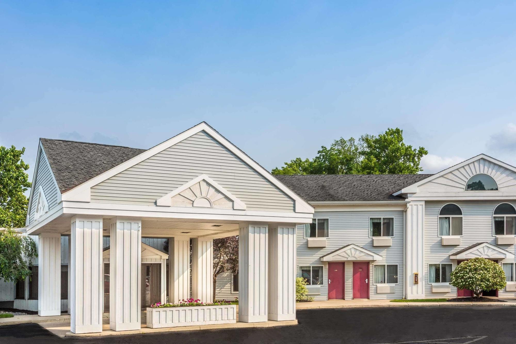 Days Inn By Wyndham Tiffin Bagian luar foto