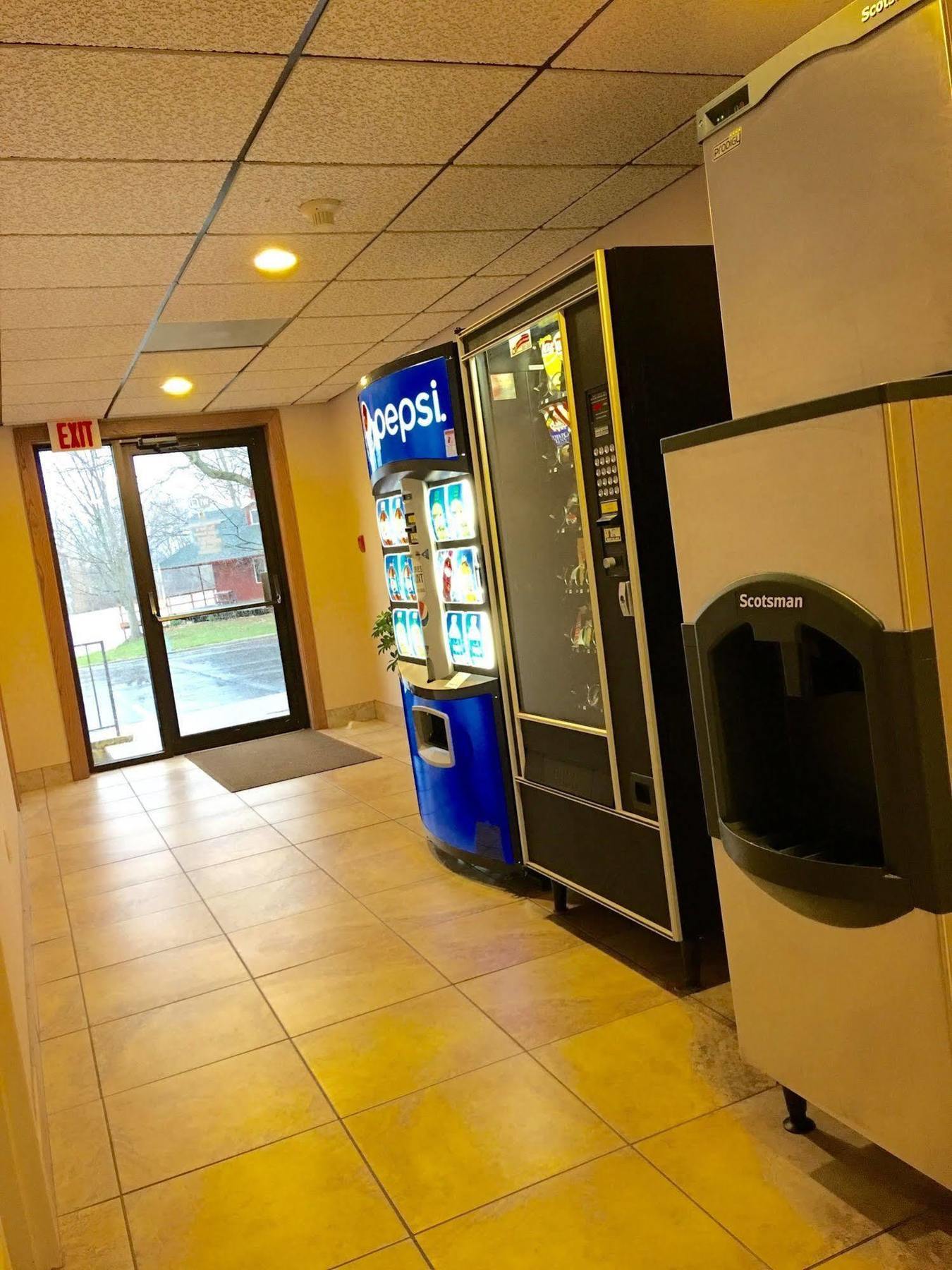Days Inn By Wyndham Tiffin Bagian luar foto